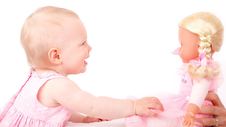 Katrine widzi jakieś dziewczynki.